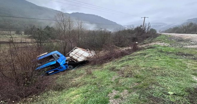 Tır şarampole devrildi, elektrik direği zarar gördü.....