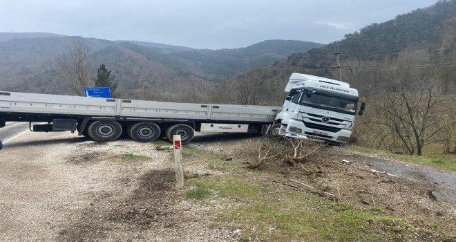Tır şarampole yuvarlanmaktan son anda kurtuldu....