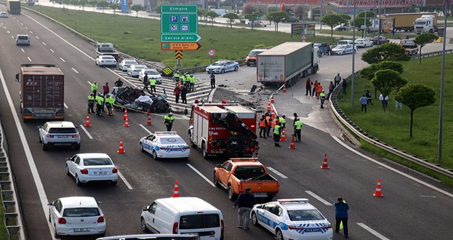 Tıra çarpan lüks araç hurdaya döndü; 1 ölü, 1 yaralı...