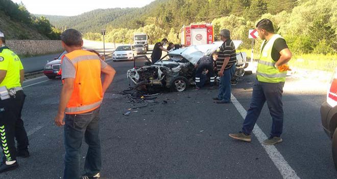 Tırla otomobil kafa kafaya çarpıştı: 1 ölü, 2 yaralı
