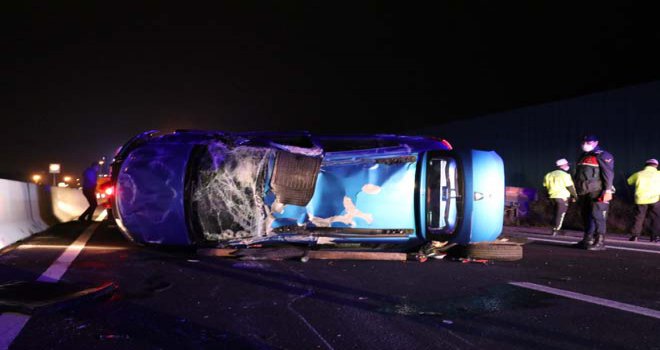 Traktörün römorkuna çarpan otomobil takla attı: 3 yaralı