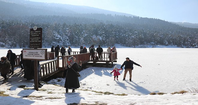 Tüm uyarılara rağmen buz tutan göle girerek fotoğraf çektirdiler