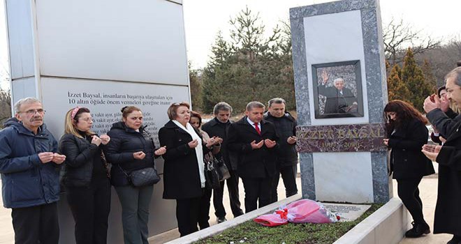 Türkoğlu ve CHP’liler İzzet Baysal’ın mezarını ziyaret ettiler