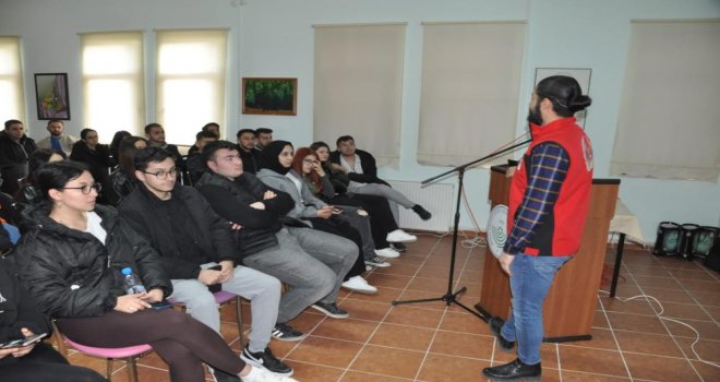 Üniversiteli gençlere terör örgütlerinin tuzak kurma yöntemleri anlatıldı