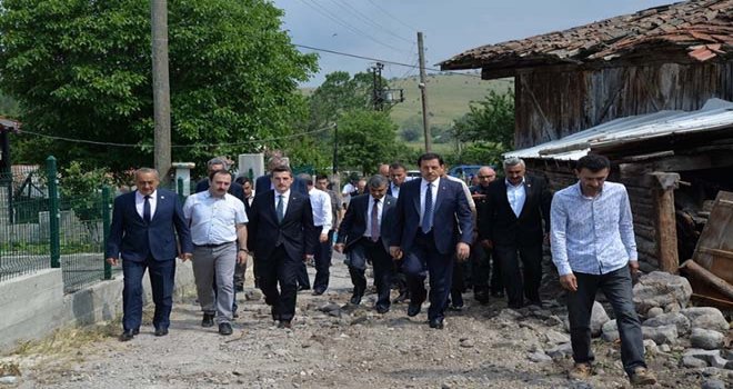 Vali Ümit, Taşkın Felaketi Yaşanan Dörtdivan'da  İncelemelerde Bulundu 