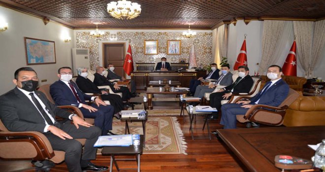 Vali Ümit; ‘Türkiye’nin genel durumu ve dünya konjektörünü düşündüğümüzde Bolu’nun mevcut durumu fena değil ancak günlük vaka sayılarımız ise az değil’