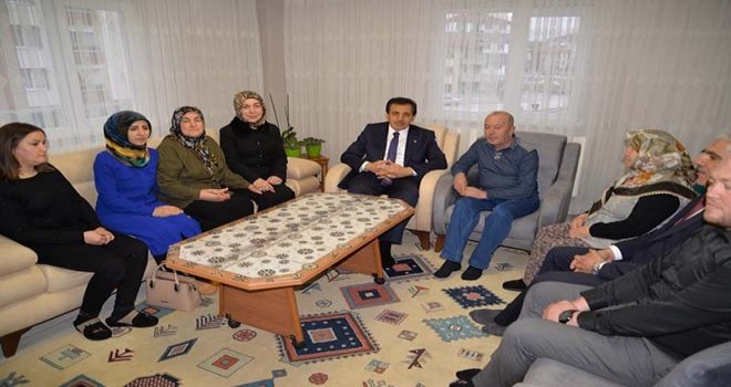 VALİ ÜMİT VE EŞİNDEN ŞEHİDİMİZİN AİLESİNE ZİYARET 