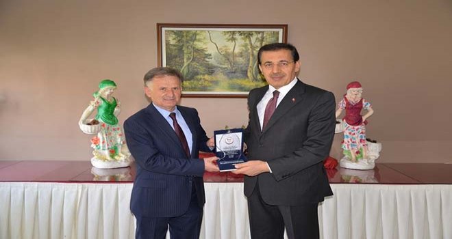 VALİ ÜMİT’TEN İGM ÜYELERİNE TEŞEKKÜR PLAKETİ 