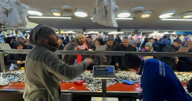 Vatandaşlar fiyatın düştüğünü görünce sıraya girdi; Bolu'da balık izdihamı