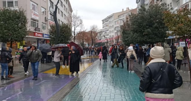 Vatandaşlar sarsıntı ile sokağa döküldü.......