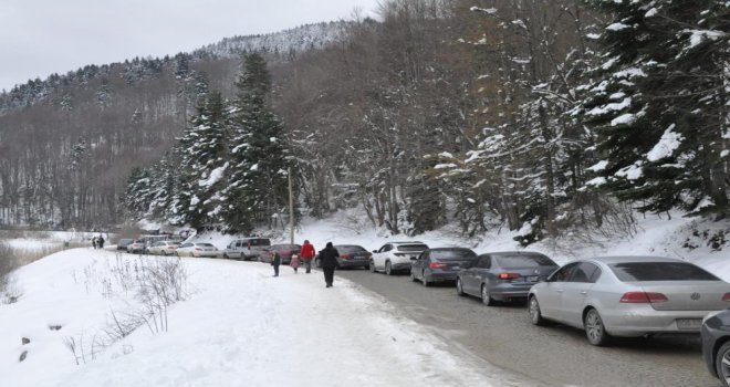 Vatandaşların akın ettiği Abant'ta trafik kilitlendi........