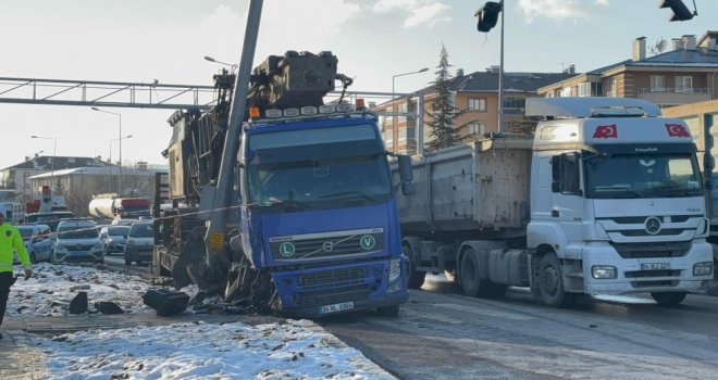 Vinç yüklü tır çarptığı sinyalizasyon direğini yerinden söktü