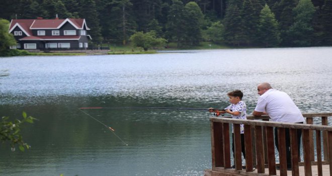 Yağmurlu günlerin ardından tatilciler Gölcük Tabiat Parkı’na akın etti