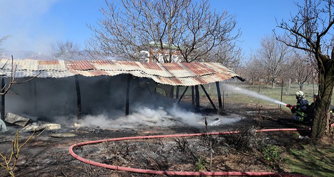 Yanan kümesteki horozlarını kurtarmak isterken yaralandı