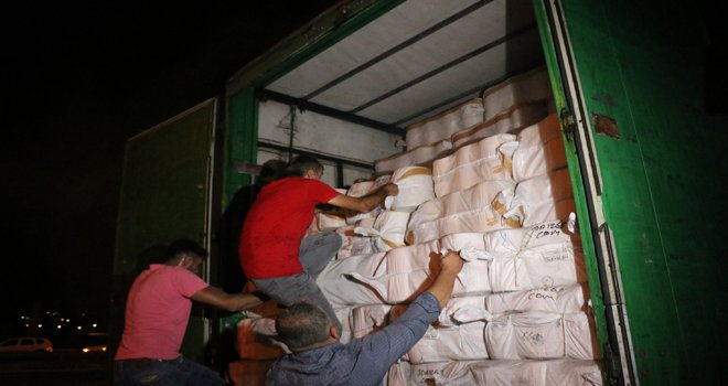 Yanan tırın şoka giren sürücüsü dorseye tırmanarak ipleri kurtarmaya çalıştı