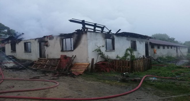 Yangında bir kümes ve bakıcı evi olarak kullanılan yapı kullanılmaz hale geldi