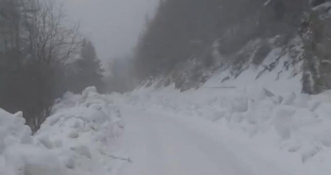 Yedigöller Milli Parkı yolunda kar yağışı etkili oluyor.....