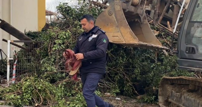 Yıkılan binadan bayrağı kurtaran zabıta personeli: ‘Gönlüm el vermedi’