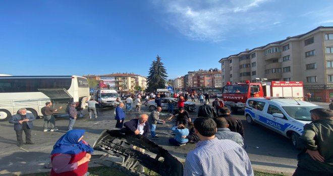 Yolcu otobüsüne arkadan çarpan otomobil kağıt gibi ezildi.....