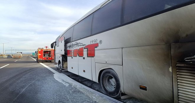 Yolcu otobüsünün motor kısmından alevler yükseldi