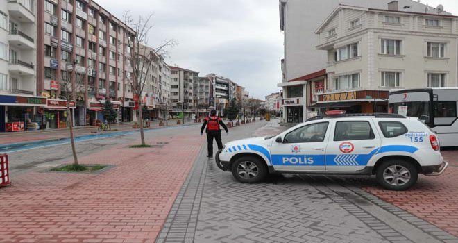 Yürüyüş ya da gezinti yapmak için caddeye girmek isteyenlere izin verilmiyor.