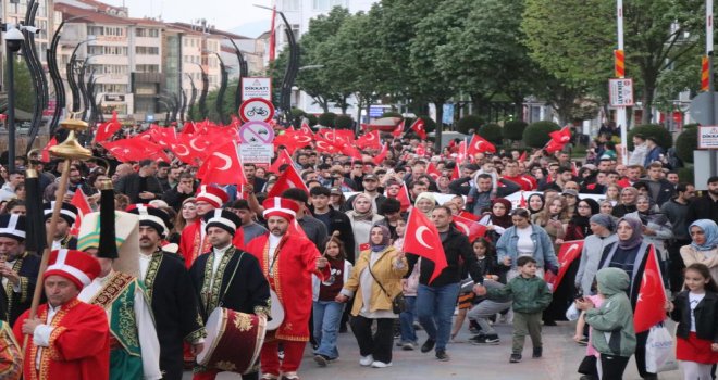 Yüzlerce Bolulu 200 metrelik Türk bayrağı eşliğinde yürüdü